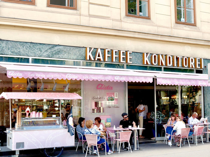 AIDA Kaffee Konditorei in Wien mit Gästen vor dem Café