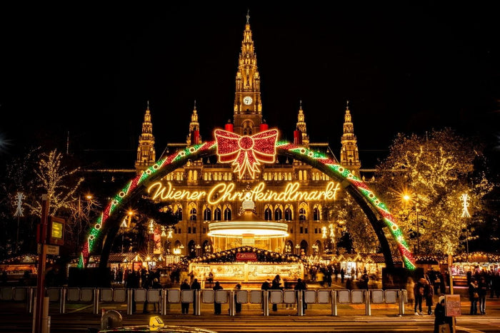 Christkindlmarkt am Rathausplatz beleuchtet am Abend von außen 