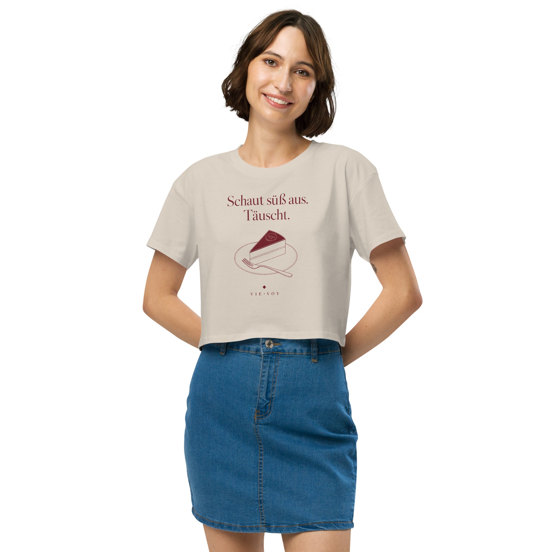 Crop Top „Schaut süß aus. Täuscht.“ – Detailansicht Sachertorte-Motiv
