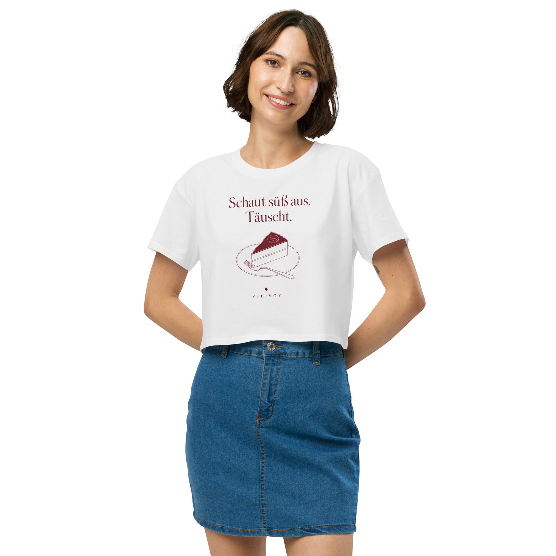 Crop Top „Schaut süß aus. Täuscht.“ – Farbe Bone, getragen